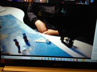 Bildschirm, der ein Zoom-Meeting mit einer Legoszene zeigt