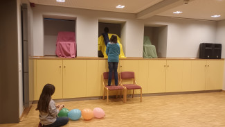 Zwei Kinder bereiten ein Spiel mit Luftballons vor