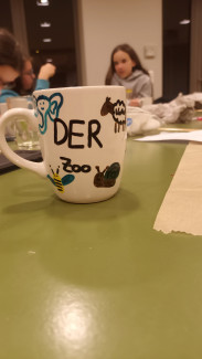 selbstgestaltete Tasse mit Aufschrift "DER Zoo"