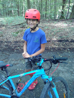Junge mit Fahrrad